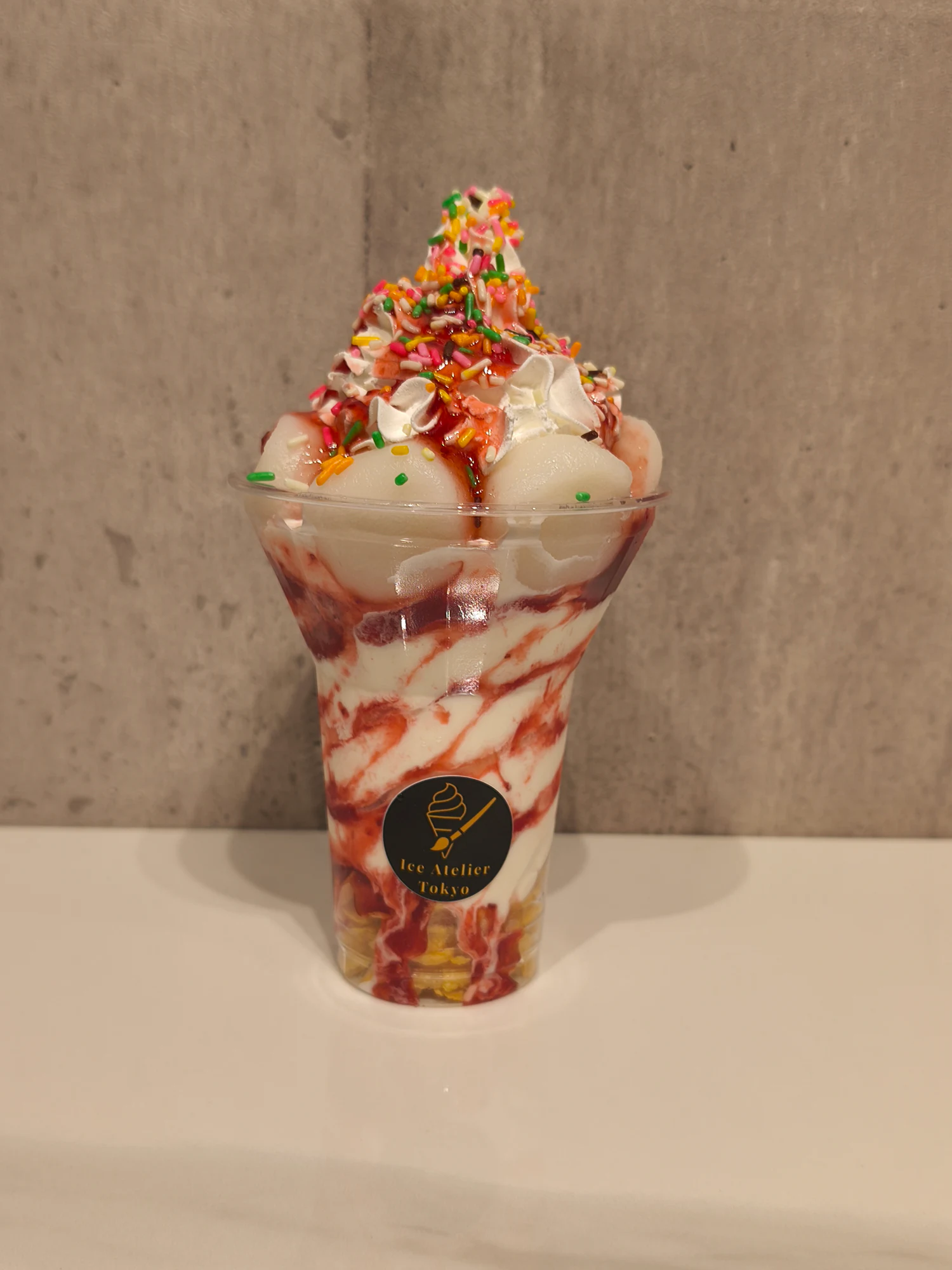 いちごソースとカラフルなスプリンクルをのせたICE ATELIER TOKYOの商品
